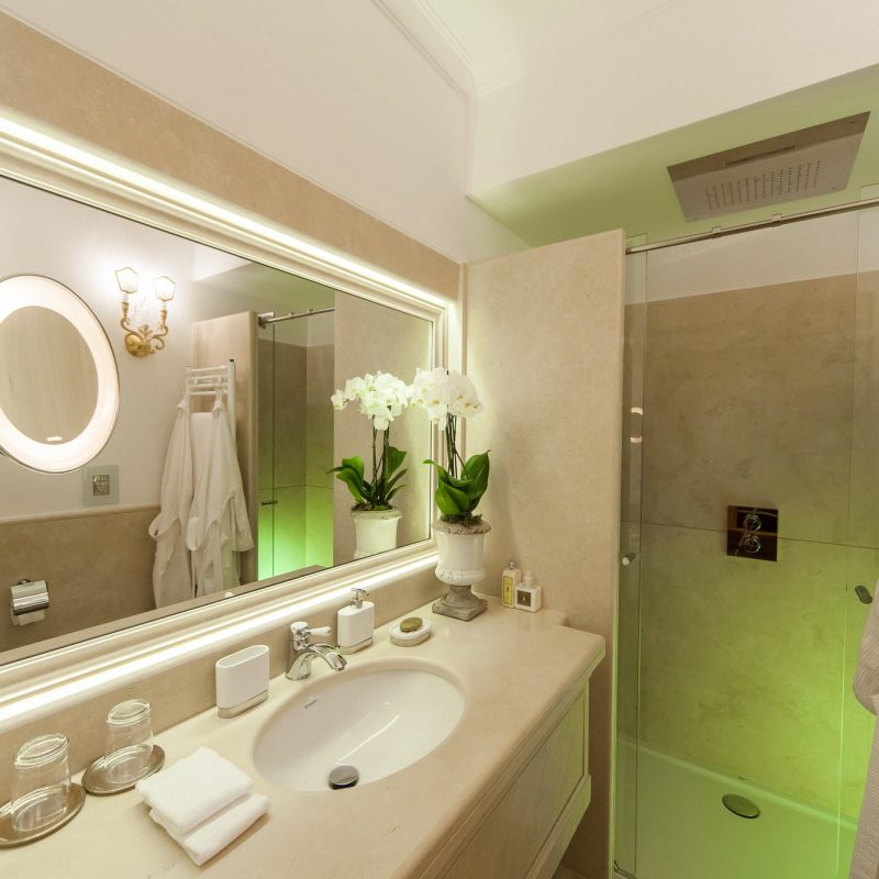 countryhouse-puglia-casa-grande-villa-bathroom-countrybred