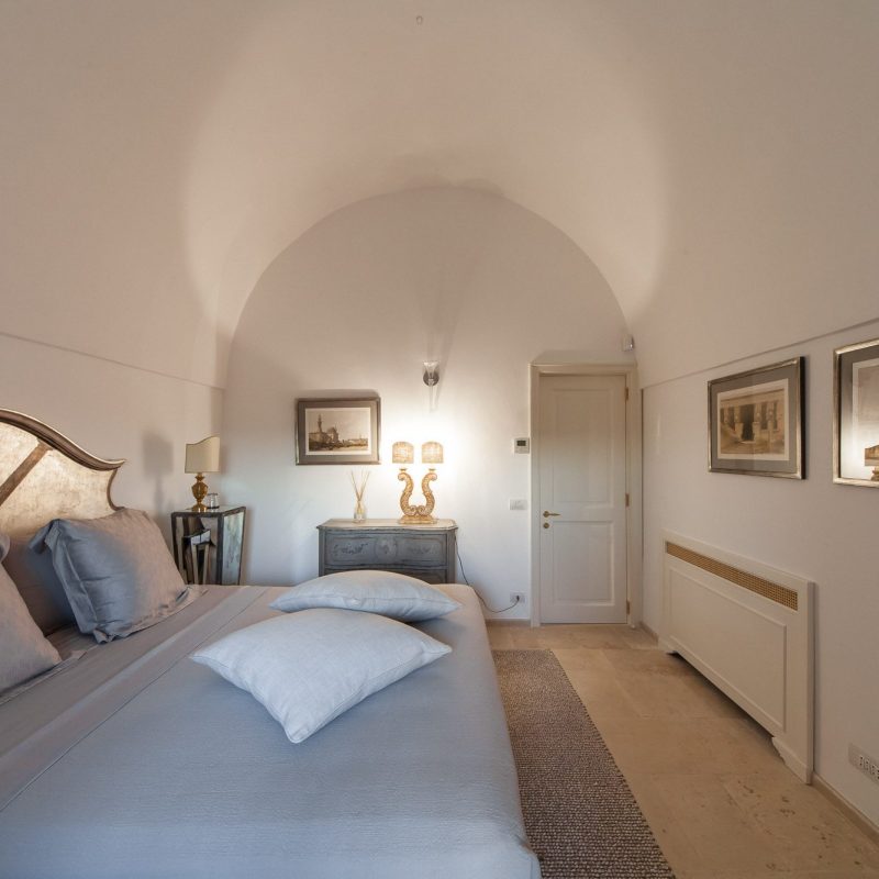 countryhouse-puglia-casa-grande-villa-bedroom-countrybred